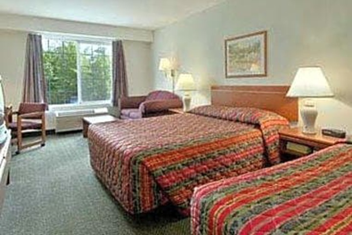 Super 8 by Wyndham Gresham / Portland Area OR