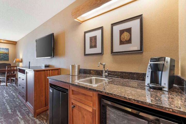 Best Western Premier The Lodge on Lake Detroit