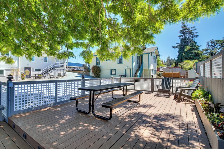 North Bend Home w / Cornhole Court & Putting Green