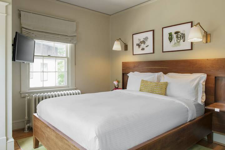 Oakhurst Inn at the University