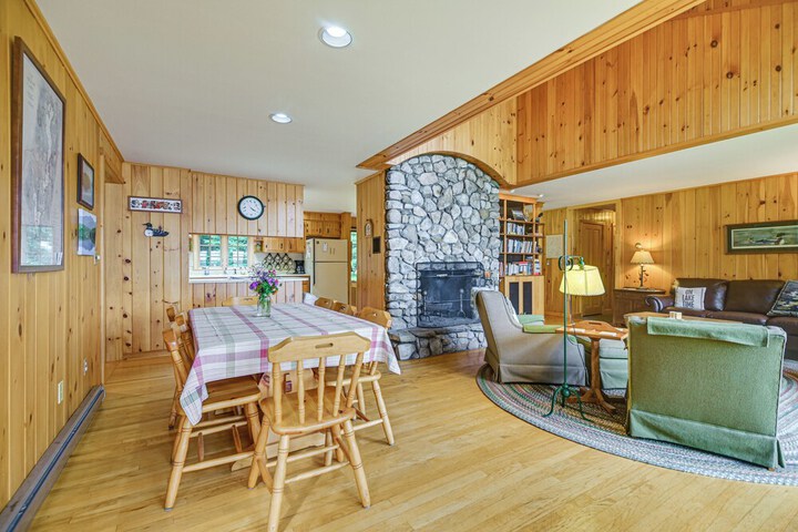 Lakefront Escape w / Deck & Kayaks in Lovell!