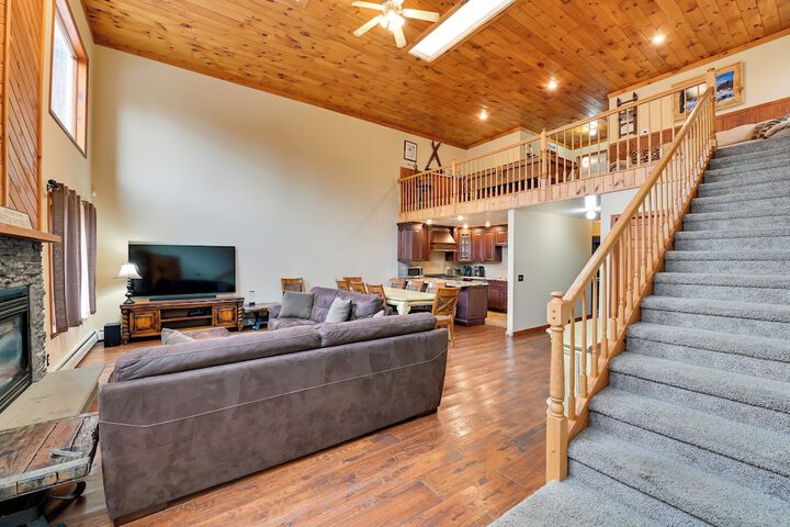 Walk to Hunter Village! Family Ski Retreat w / Deck