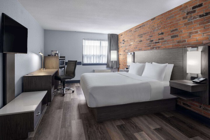Room 32 of 53