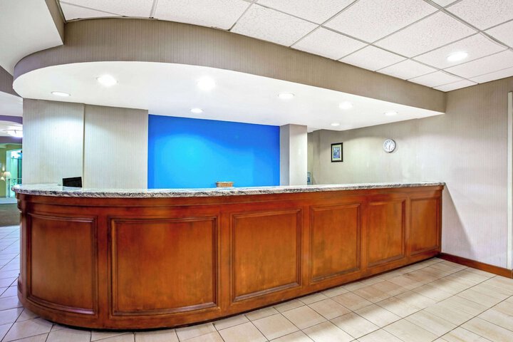 La Quinta Inn & Suites by Wyndham Stamford / New York City