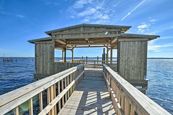Luxurious Waterfront Home w / Private Pier & Views!