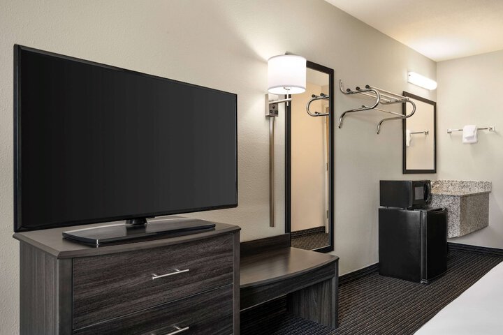 Room 7 of 25