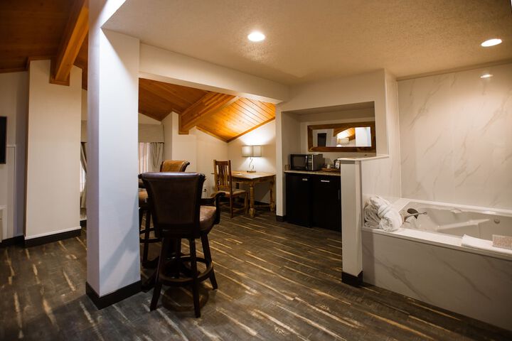 Ten Pin Inn & Suites