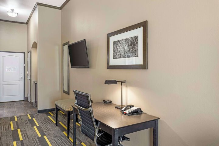 Best Western Plus Emerald Inn & Suites