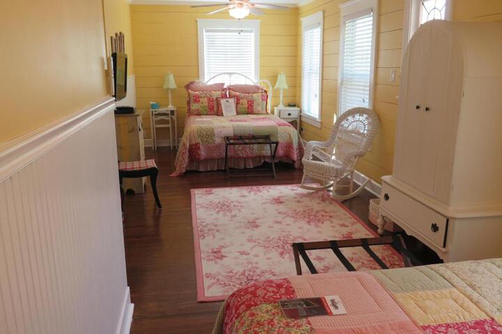 Yellow House B & B