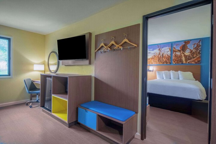 Days Inn & Suites by Wyndham Waterloo
