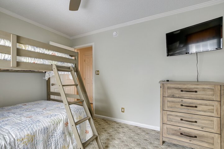 Group-friendly Myrtle Beach House w / Deck