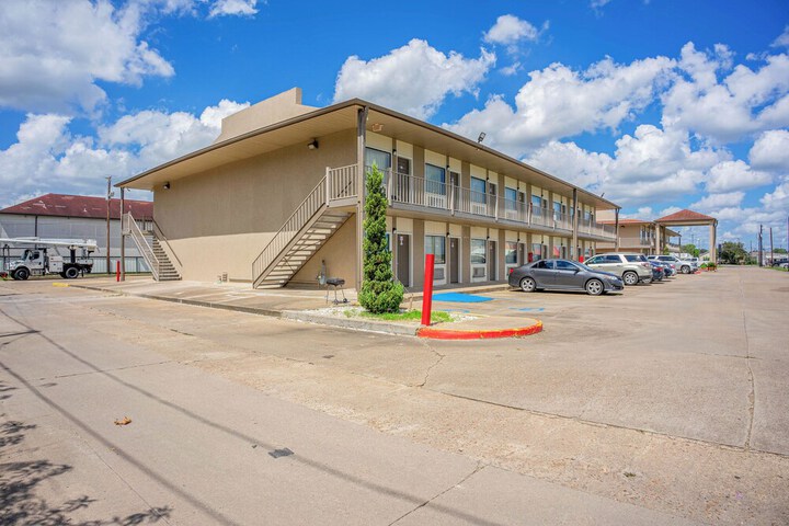 Regency Inn & Suites by OYO Bay City TX