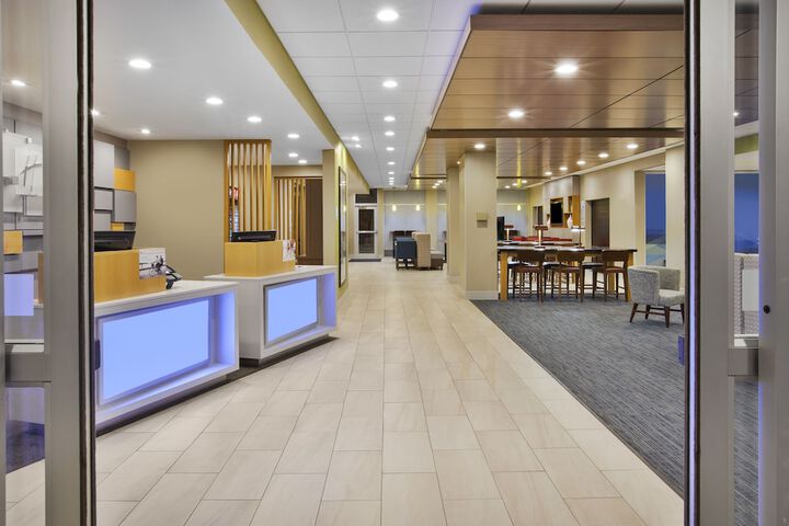 Holiday Inn Express & Suites Parkersburg East by IHG
