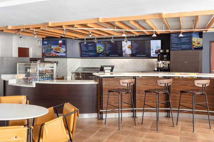 Courtyard by Marriott Portland Airport