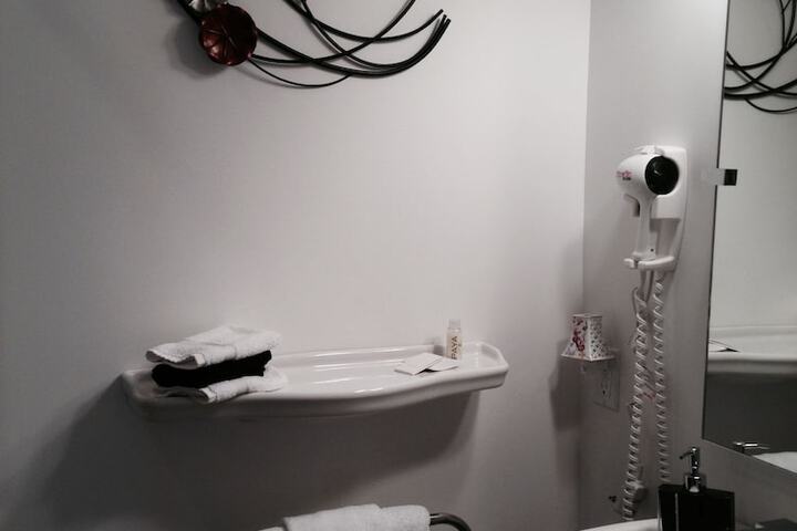 Room 28 of 34