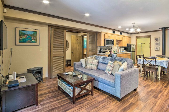 Coos Bay Cottage w / Fireplace & BBQ Patio!