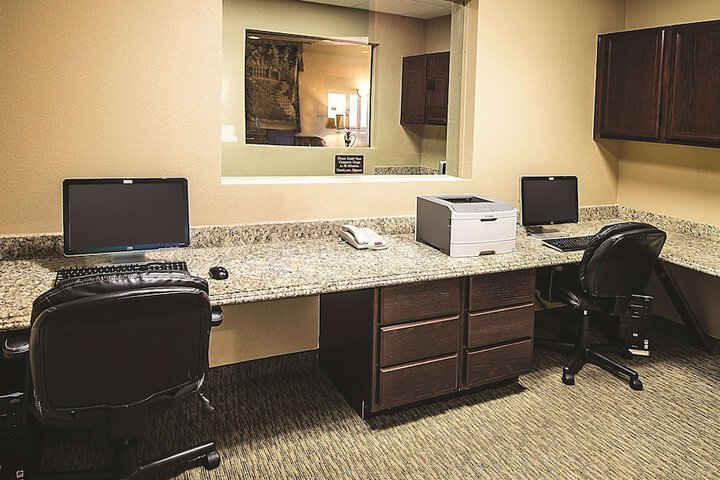 Business Center 98 of 100