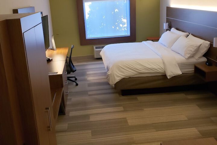 Holiday Inn Express & Suites Douglas by IHG
