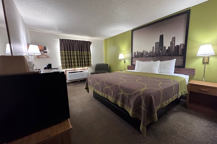 Super 8 by Wyndham Mokena / Frankfort /I-80