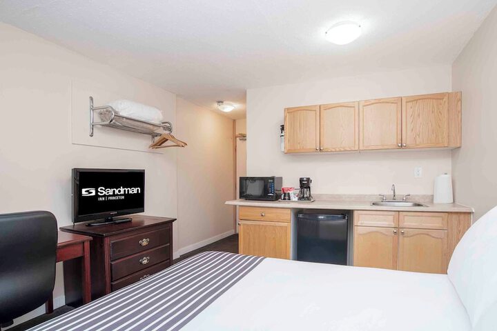 Room 17 of 27