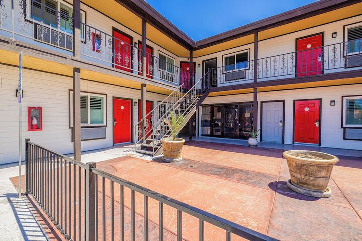 Hotel Avenida Victorville I 15
