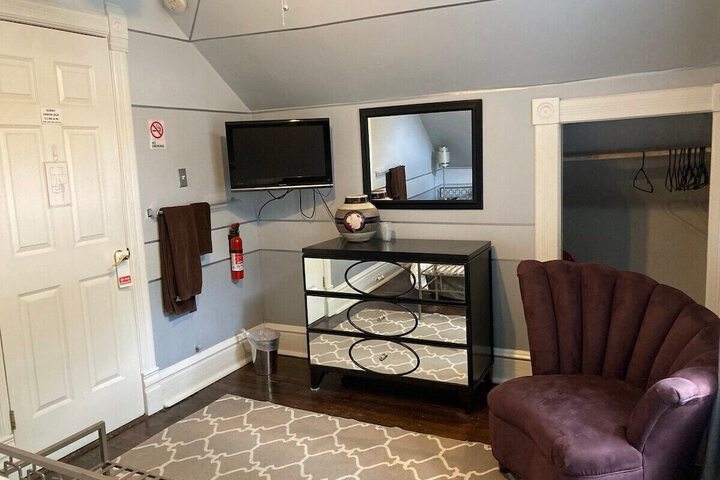 Room 72 of 102