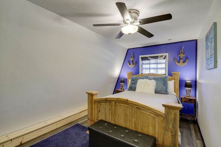 emerald Cove Chalet on Douglas Lake w / Hot Tub!
