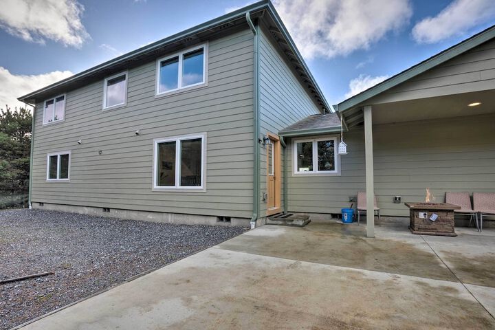 Spacious Bandon Getaway - 2 Blocks to Ocean!