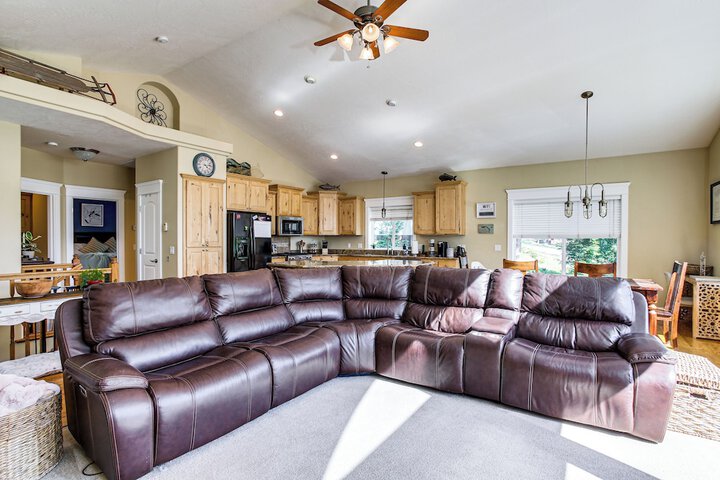 Rathdrum Home w / Hot Tub: Steps to Beach Access!