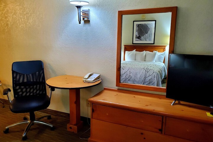 Days Inn and Suites by Wyndham Downtown Missoula-University