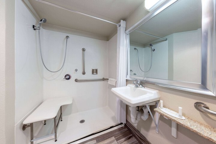 Room 15 of 28