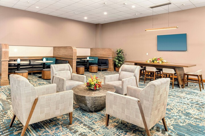 Lounge 107 of 148
