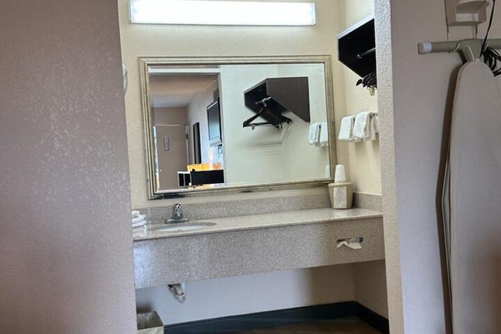 Room 6 of 14