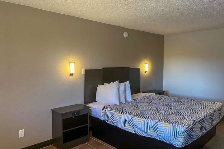 Room 14 of 16