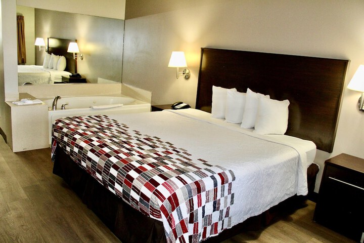 Red Roof Inn & Suites Lake Orion / Auburn Hills