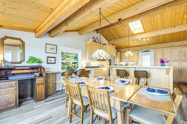 Bayfront Home w / Private Beach in Poulsbo!