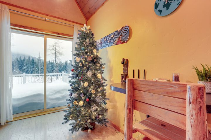 Snoqualmie Pass Cabin w / Deck: Walk to Ski Lift