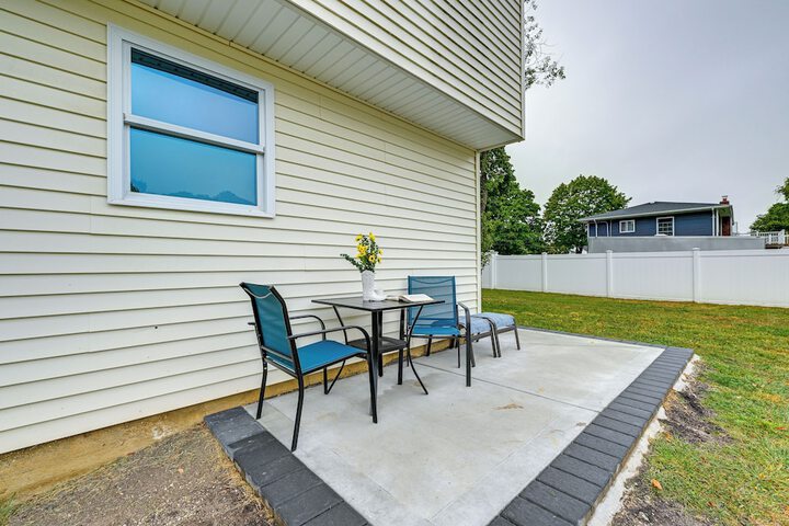 Bay Shore Vacation Rental w / Shared Yard!