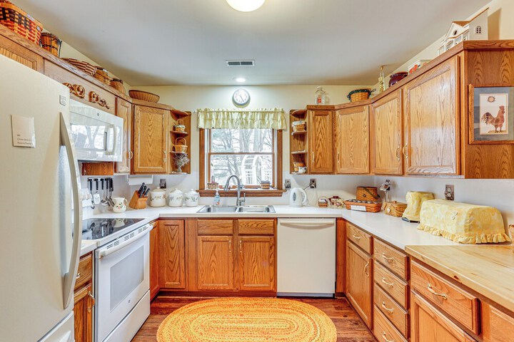 Charming Apartment w / Yard & Beautiful Gardens!