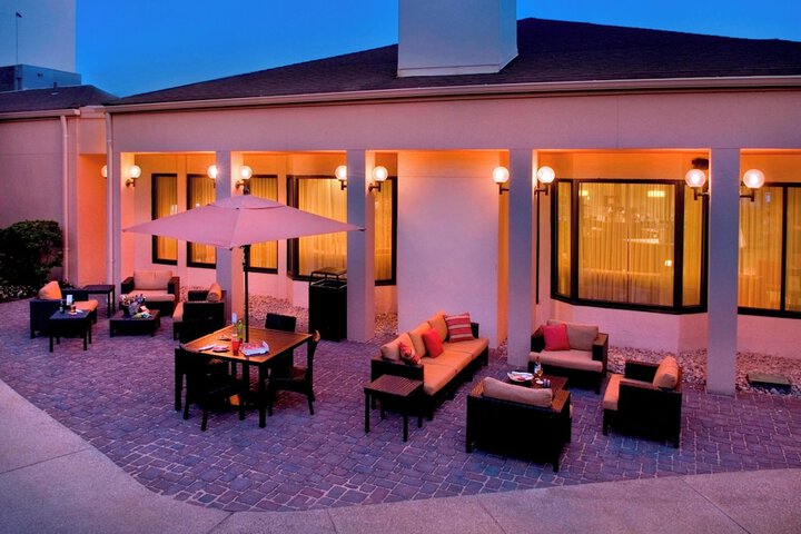 Courtyard by Marriott Newark Liberty International Airport