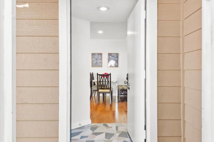 5bed 3bath Private gated community home 7miles to Downtown La close to Disney