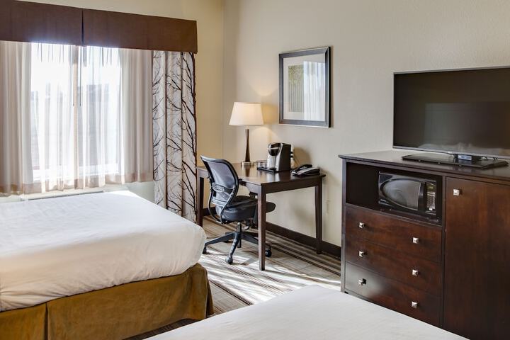 Holiday Inn Express & Suites Nevada by IHG