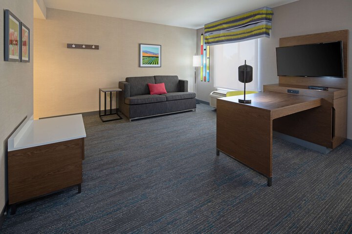 Room 10 of 32