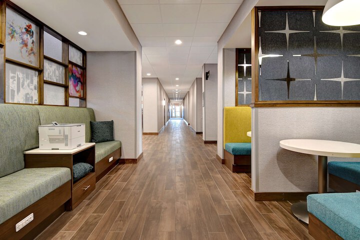 Business Center 54 of 56