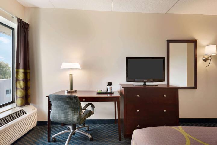 Super 8 by Wyndham Liverpool / Syracuse North Airport