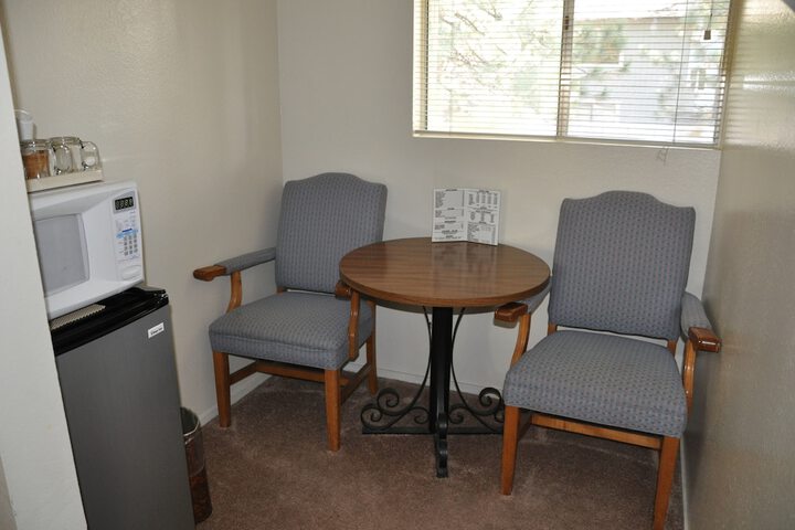 Cedar Inn & Suites