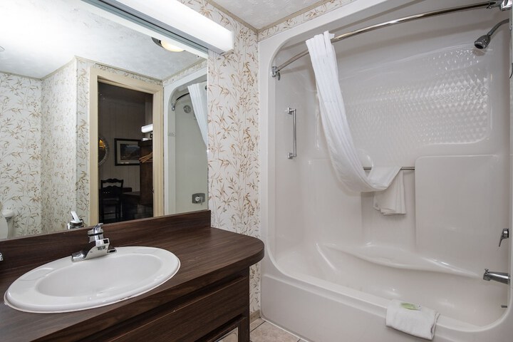 Room 32 of 48