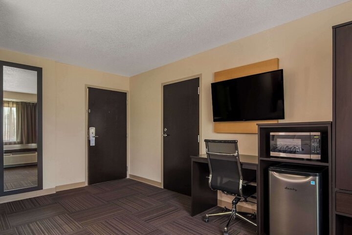 Room 25 of 38