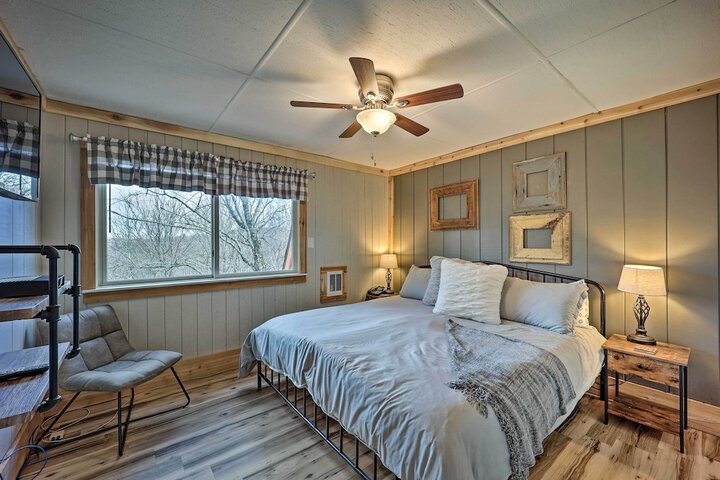 1 Mi to Skiing: Beech Mountain Condo w / Fireplace!
