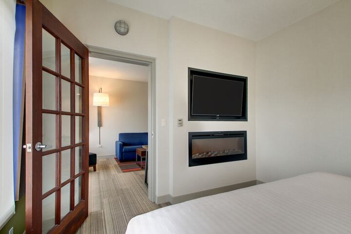 Holiday Inn Express & Suites Aurora - Naperville by IHG